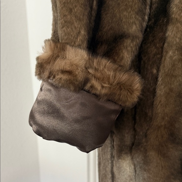 🤎 Faux Fur Coat 🤎 - Picture 5 of 10
